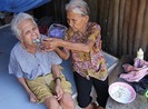 Mẹ già chuốt chổi nuôi con tâm thần