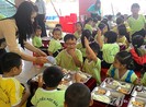 Phụ huynh oằn vai vì phí bán trú