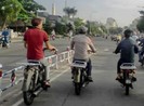 ‘Xe mù’ làm xiếc trên phố