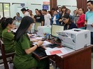 Đông người làm thẻ căn cước công dân