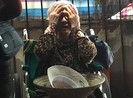 Bà cụ ngồi xe lăn, 8 đứa con ruột và 1 người con nuôi