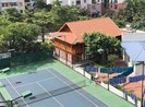 Nhà sàn cùng sân tennis ‘mọc’ trong trường học