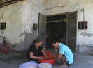 Chuyện của hai mẹ con chỉ mong được ngủ trên giường