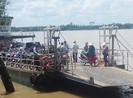 ‘Cõng’ ô tô qua sông: Biết sai nhưng vẫn liều