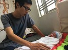 Tấm lòng của người dưng với bé trai bị bỏ rơi
