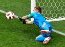 VAR ‘treo máy’ khi các thủ môn phạm luật bắt luân lưu