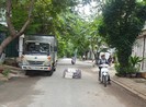 Lấy ghế đá ngăn xe buýt đi vào hẻm