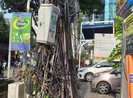 Búi dây điện nguy hiểm trên vỉa hè