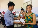 Trao tiền giúp anh Sáng có đôi tay mới