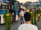 Truy bắt 2 kẻ chặn xe khách để cướp