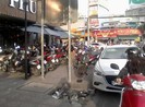 Vỉa hè bị tái chiếm, đẩy người đi bộ xuống đường