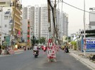 Mối nguy từ cột điện ‘chình ình’ giữa đường
