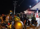 Người dân hiếu kỳ kéo đến nơi cảnh sát tiêu diệt Tuấn 'khỉ'