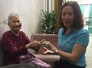 Mẹ VNAH 91 tuổi: ‘Xưa chống giặc, giờ mẹ ủng hộ chống dịch’