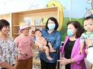 Phó Chủ tịch nước thăm và tặng quà bệnh nhi ung thư