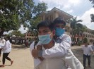 Miễn học phí cho thí sinh 10 năm cõng bạn