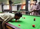 Người không tay trở thành cao thủ billiards