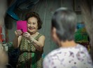 Xóm ve chai lần đầu mặc áo dài