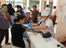 Tặng 500 thẻ bảo hiểm y tế cho hộ cận nghèo