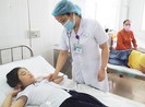 Video: Hàng loạt học sinh bị ngộ độc đồ chơi lạ