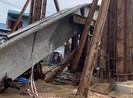 Đang thi công, dầm cầu rơi xuống gãy ngang