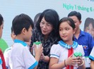 Phó Chủ tịch nước tặng quà cho thiếu nhi Quảng Nam