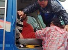 Vượt lũ 20 km đưa sản phụ chuyển dạ đến bệnh viện