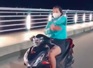 Cô gái buông tay lái xe máy, múa quạt giống Khá Bảnh