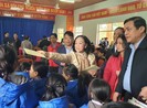 Hàng trăm phần quà đến với người dân vùng sạt lở Trà Leng