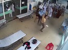 Bị nhắc đeo khẩu trang, bệnh nhân đánh bác sĩ