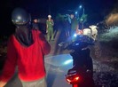 1 phụ nữ bị cướp đâm trọng thương khi chạy xe máy trong đêm