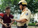 Dừng xe trên miệng cống thoát nước bị CSGT phạt, đúng hay sai?