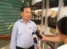 Tù tại nhà: Tâm lý của con thế nào nếu nhìn cha trong lồng sắt