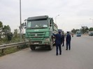 Bị phát hiện chở quá tải, tài xế gọi điện thoại cầu cứu