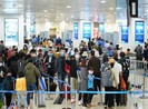 Khách đi máy bay tăng cao, sân bay Nội Bài ra khuyến cáo
