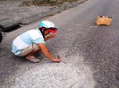 Làm rõ trách nhiệm đơn vị liên quan cục bê tông trên đường