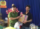 Ấm lòng với những suất quà Tết cho người vừa ra tù...