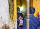 'Xóm chạy thận' chộn rộn vì được trao thực phẩm tận tay