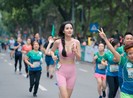 Hoa hậu Mai Phương Thúy sải bước trên đường chạy