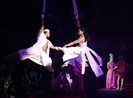 Khi nghệ sĩ cải lương vừa hát, vừa đu dây trên sân khấu xiếc