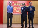 Ông Phạm Minh Chính tặng quà Tết cho lực lượng chống dịch