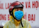 Phụ huynh dầm mưa đợi con thi tốt nghiệp