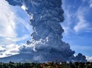 Ảnh: Núi lửa Sinabung phun ra đám mây tro bụi cao 5.000 m