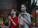 Tháng 7, người Sài Gòn mang khẩu trang kín mít đi chùa