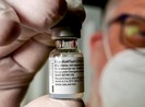 Tiêm gấp 5 lần liều vaccine ngừa COVID-19, 4 người nhập viện