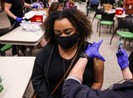 CDC Mỹ: Người tiêm vaccine đầy đủ không cần đeo khẩu trang