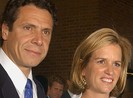 Ông Cuomo bị tố bạo hành, vợ cũ phải trốn ở nhà tắm cả đêm