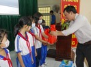 Báo Pháp Luật TP.HCM trao quà cho con em gia đình chính sách
