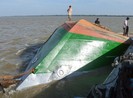 Tìm được thi thể 2 cháu bé vụ lật sà lan trên sông Hậu