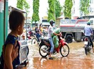 Dân Cần Thơ bì bõm lội nước đưa con đến trường